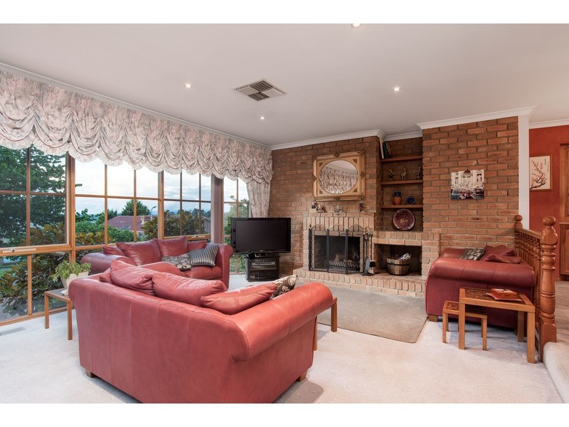 15 Greenbank Drive, Mooroolbark VIC 3138