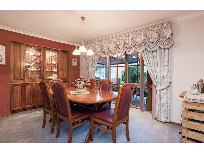 15 Greenbank Drive, Mooroolbark VIC 3138