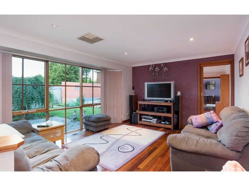 15 Greenbank Drive, Mooroolbark VIC 3138