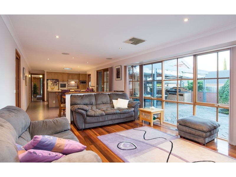 15 Greenbank Drive, Mooroolbark VIC 3138