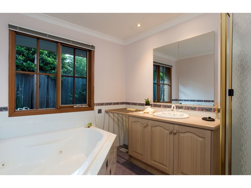 15 Greenbank Drive, Mooroolbark VIC 3138