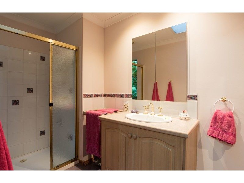 15 Greenbank Drive, Mooroolbark VIC 3138