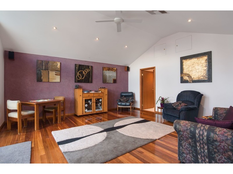 15 Greenbank Drive, Mooroolbark VIC 3138