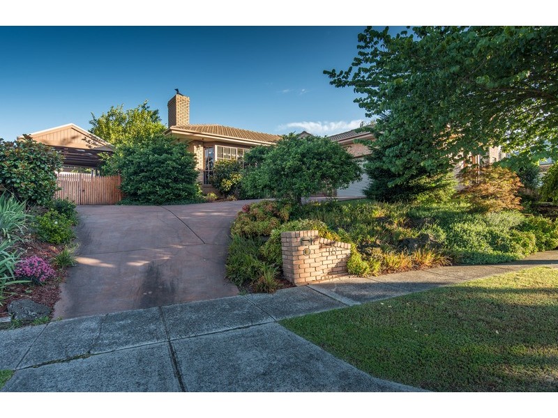 15 Greenbank Drive, Mooroolbark VIC 3138