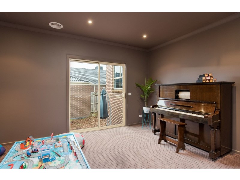 37 Larbert Road, Mooroolbark VIC 3138
