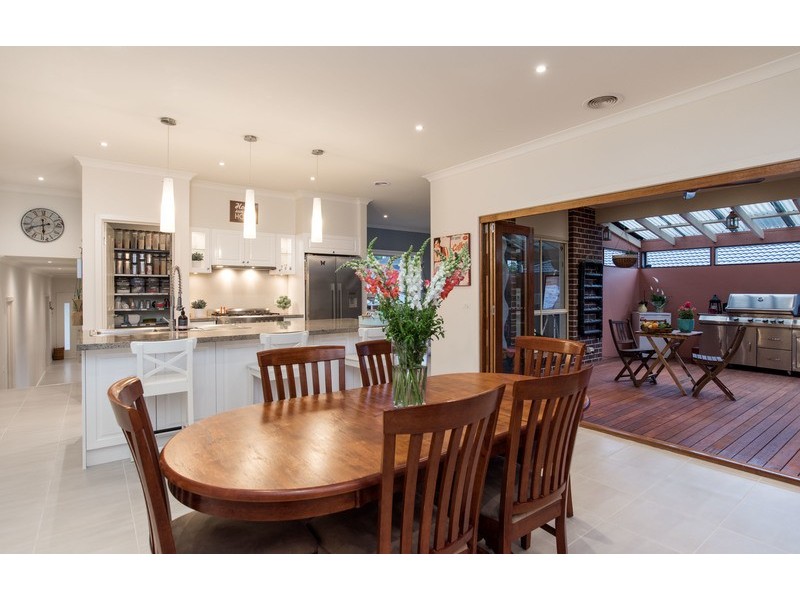 37 Larbert Road, Mooroolbark VIC 3138