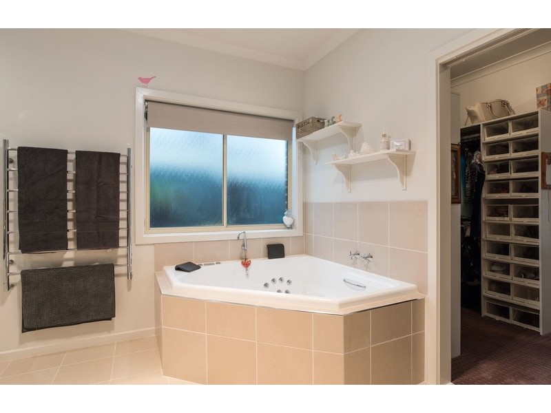 37 Larbert Road, Mooroolbark VIC 3138