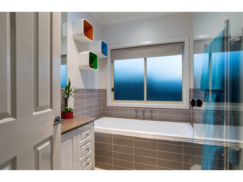 37 Larbert Road, Mooroolbark VIC 3138