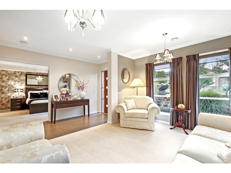 6 Empire Drive, Mooroolbark VIC 3138