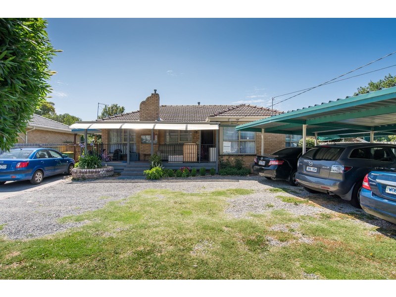 8 Esther Crescent, Mooroolbark VIC 3138