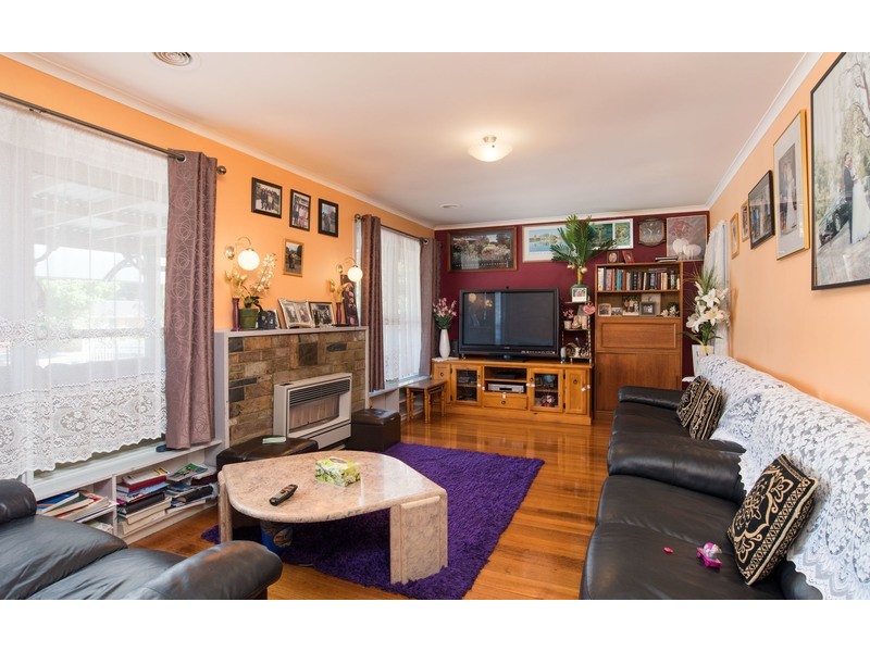 8 Esther Crescent, Mooroolbark VIC 3138