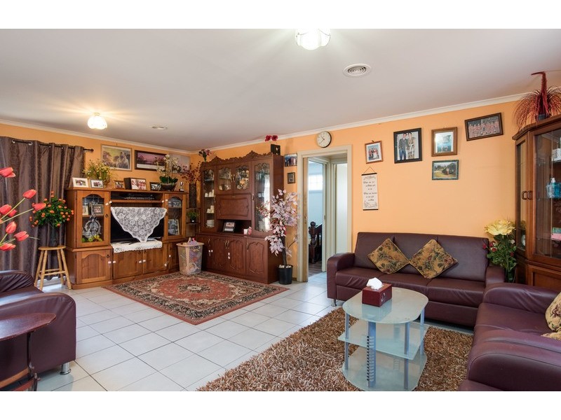 8 Esther Crescent, Mooroolbark VIC 3138