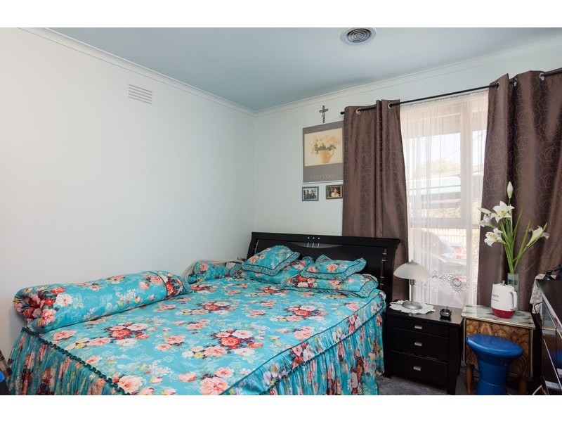 8 Esther Crescent, Mooroolbark VIC 3138