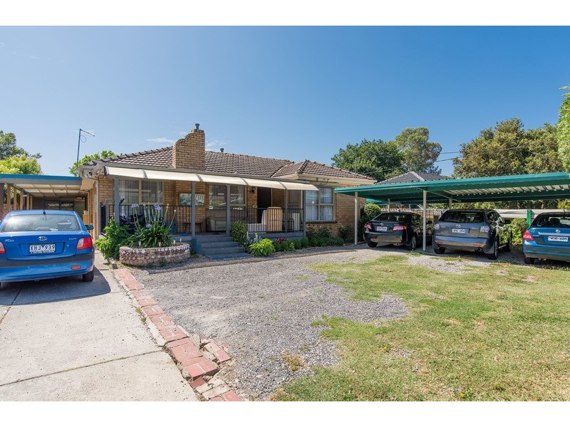 8 Esther Crescent, Mooroolbark VIC 3138