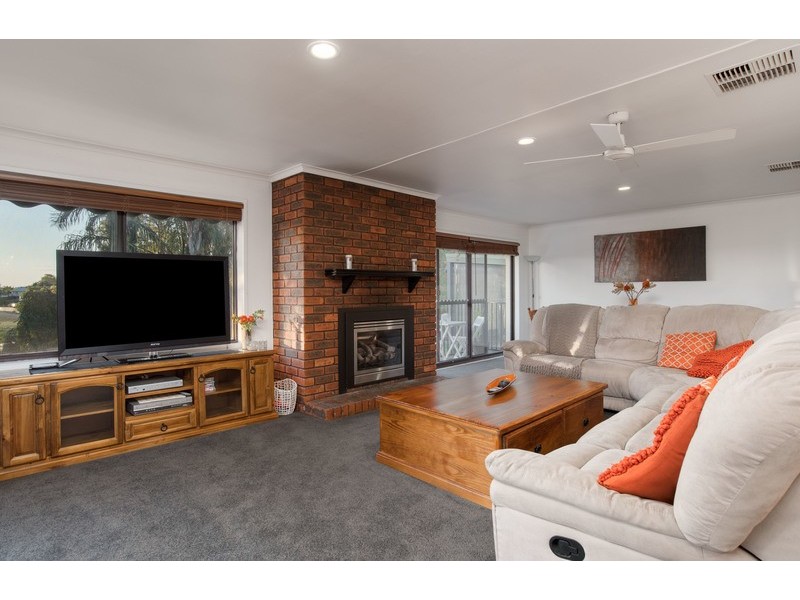 11 Parry Drive, Mooroolbark VIC 3138