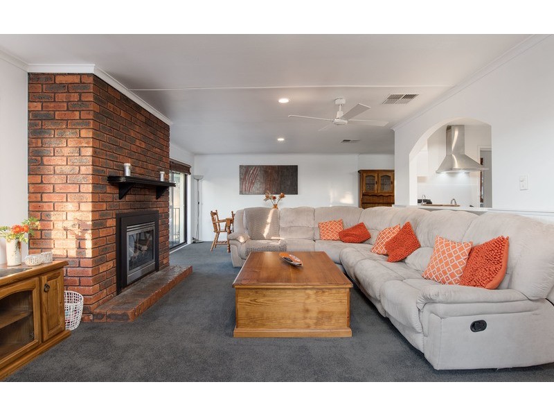 11 Parry Drive, Mooroolbark VIC 3138