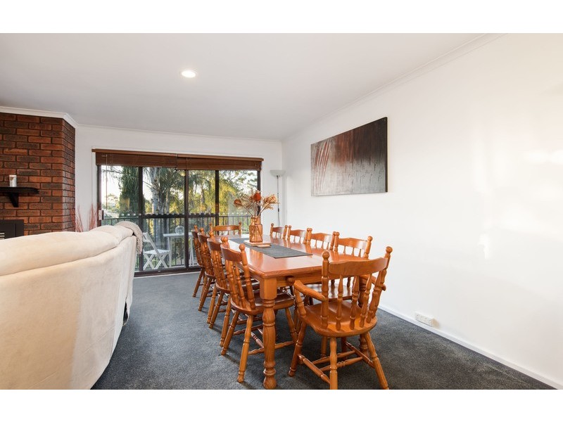 11 Parry Drive, Mooroolbark VIC 3138