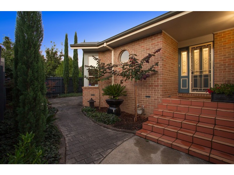 24 Longfellow Avenue, Mooroolbark VIC 3138