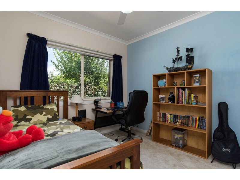 24 Longfellow Avenue, Mooroolbark VIC 3138