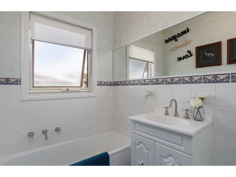24 Longfellow Avenue, Mooroolbark VIC 3138