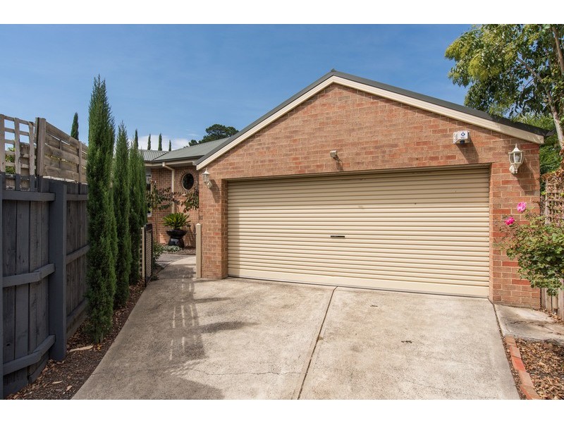 24 Longfellow Avenue, Mooroolbark VIC 3138