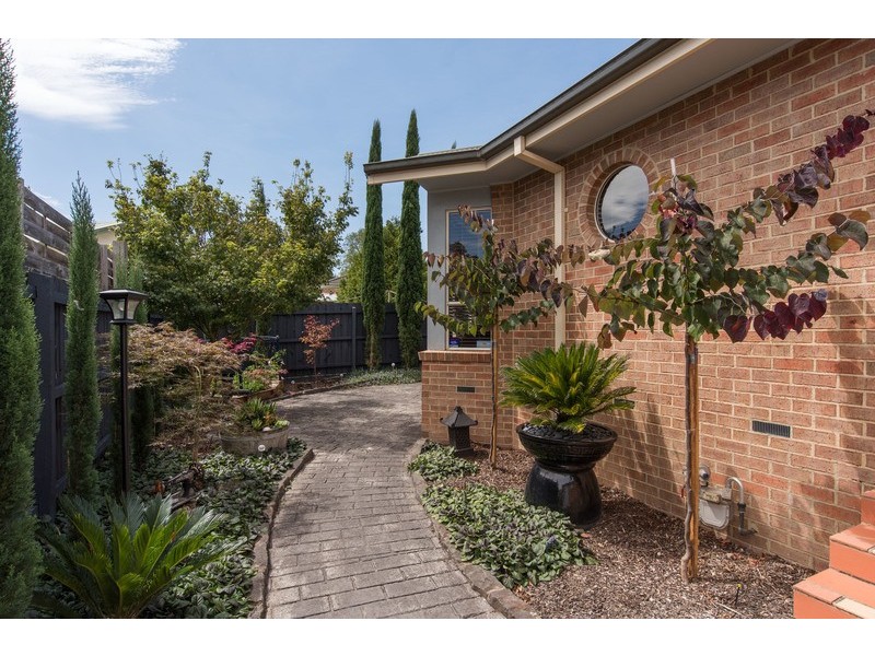 24 Longfellow Avenue, Mooroolbark VIC 3138