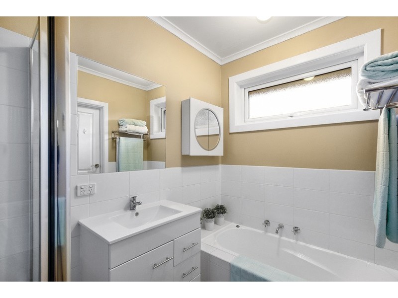 11 Esther Crescent, Mooroolbark VIC 3138