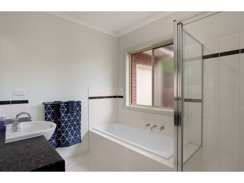 6 Lancaster Road, Mooroolbark VIC 3138