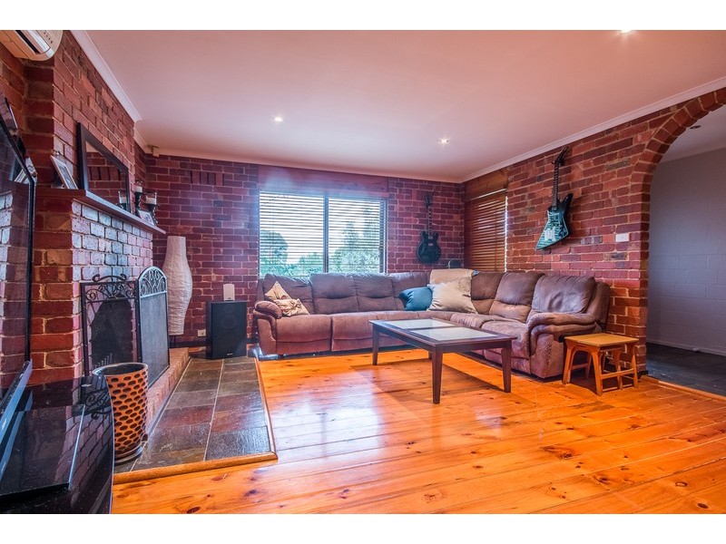 17 Barina Avenue, Mooroolbark VIC 3138