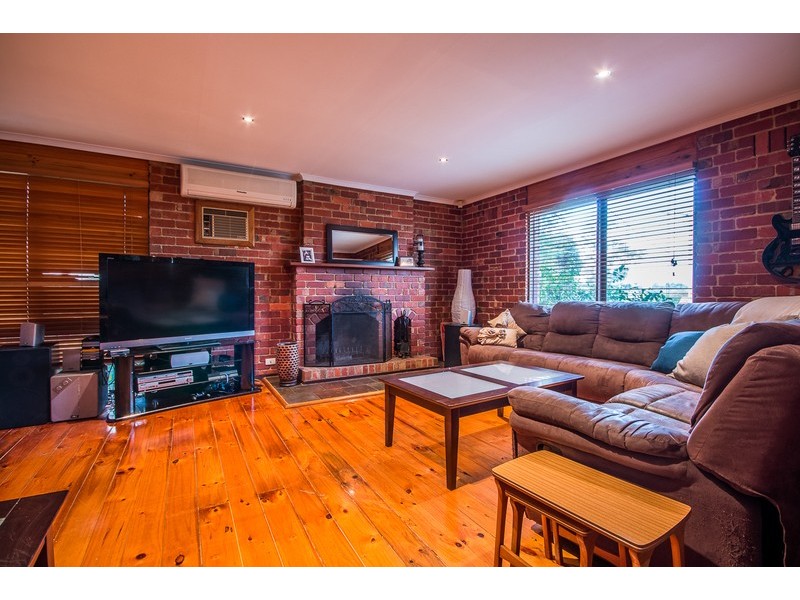 17 Barina Avenue, Mooroolbark VIC 3138