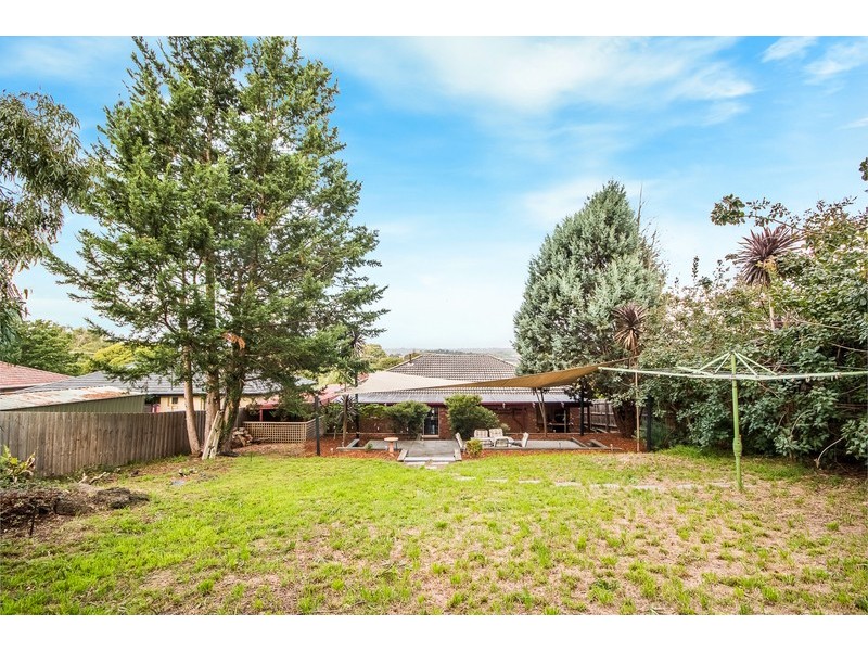 17 Barina Avenue, Mooroolbark VIC 3138