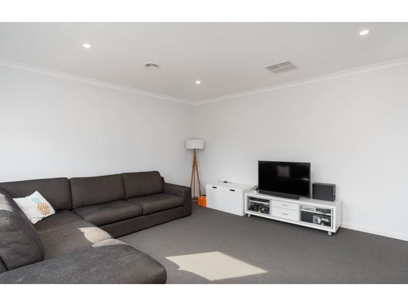 16 Grandvalley Drive, Chirnside Park VIC 3116