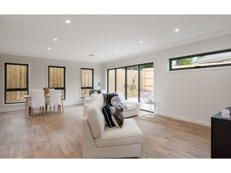 2/11 Binbrook Drive, Croydon VIC 3136