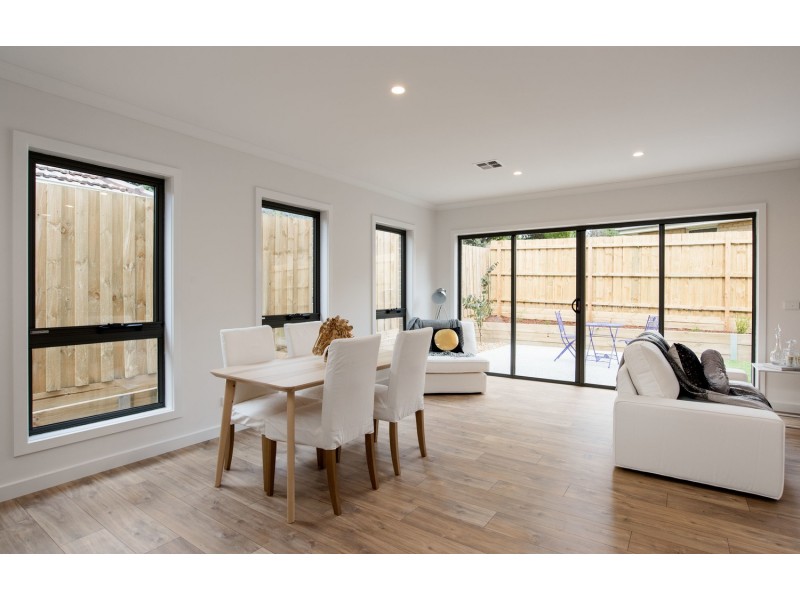 2/11 Binbrook Drive, Croydon VIC 3136