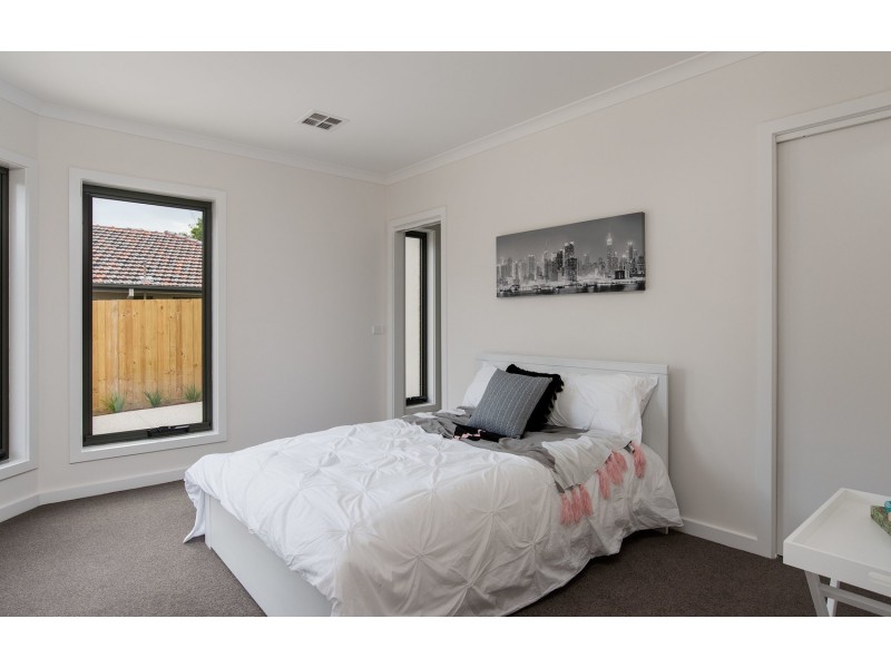 2/11 Binbrook Drive, Croydon VIC 3136