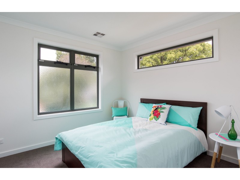 2/11 Binbrook Drive, Croydon VIC 3136