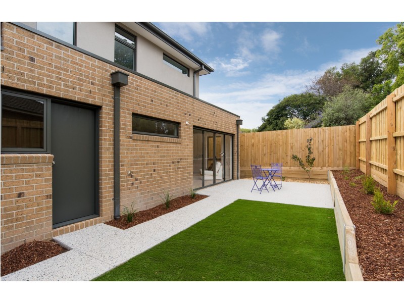 2/11 Binbrook Drive, Croydon VIC 3136