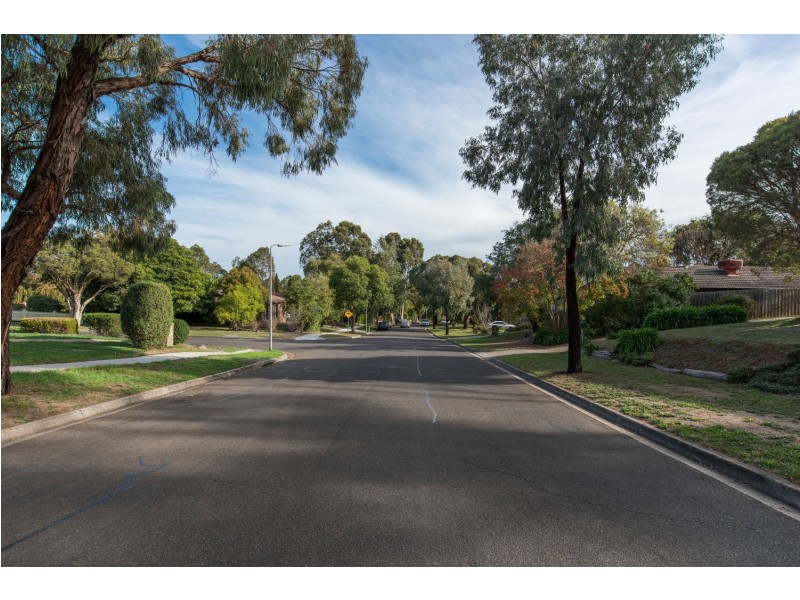 21 Churchill Drive, Mooroolbark VIC 3138