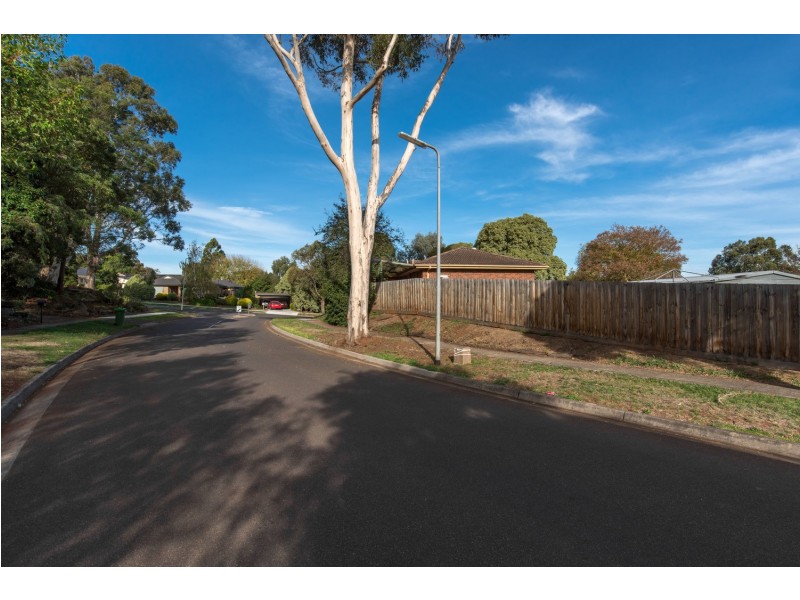 21 Churchill Drive, Mooroolbark VIC 3138