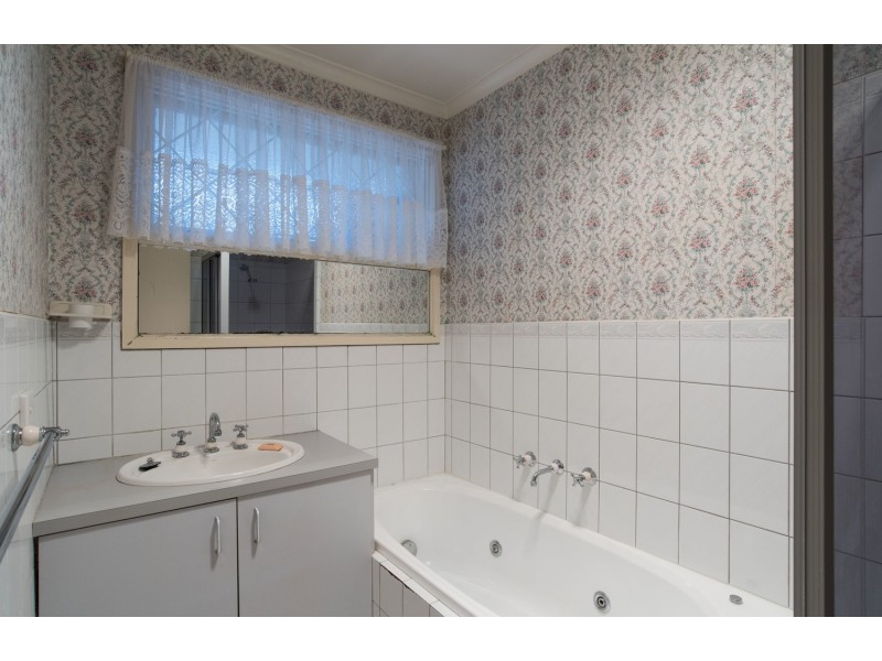 76 Bellara Drive, Mooroolbark VIC 3138