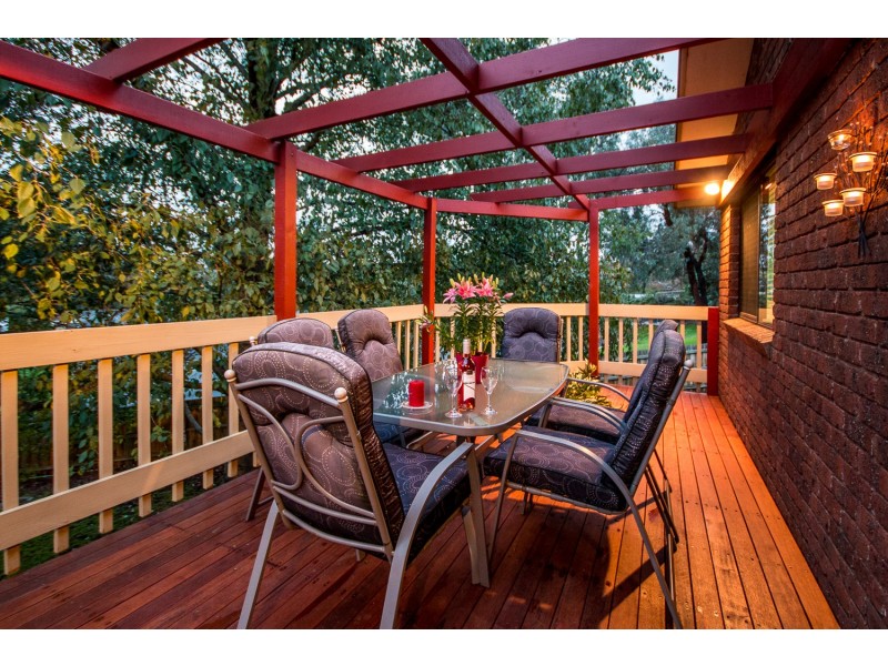 15 Wyuna Walk, Mooroolbark VIC 3138