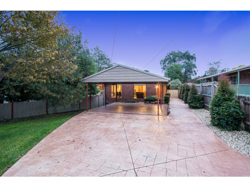 15 Wyuna Walk, Mooroolbark VIC 3138