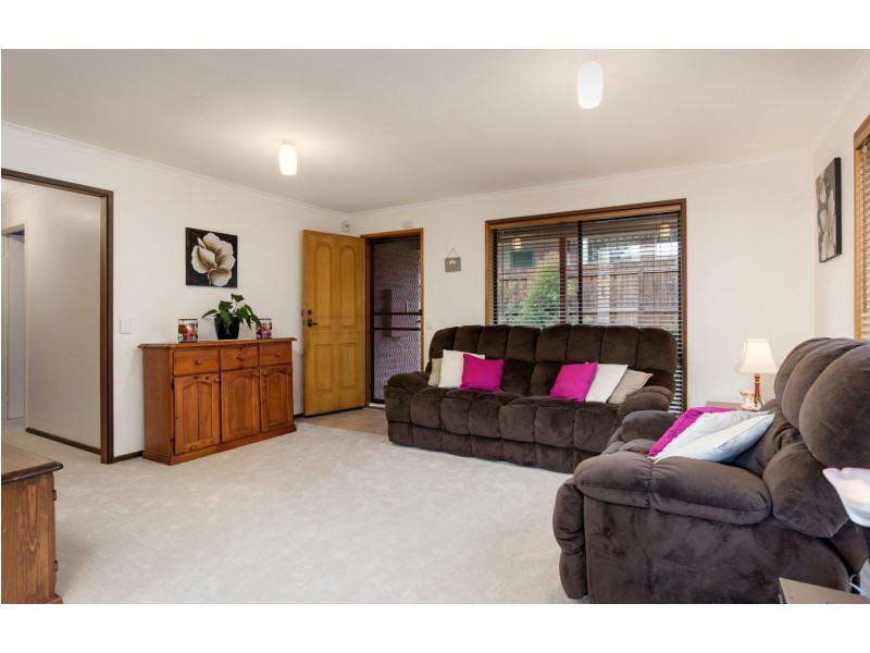 15 Wyuna Walk, Mooroolbark VIC 3138