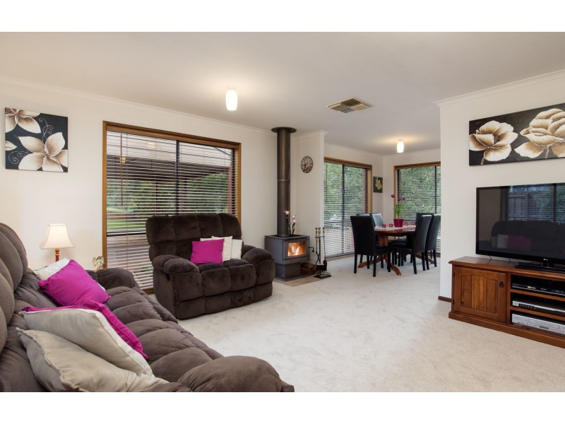 15 Wyuna Walk, Mooroolbark VIC 3138