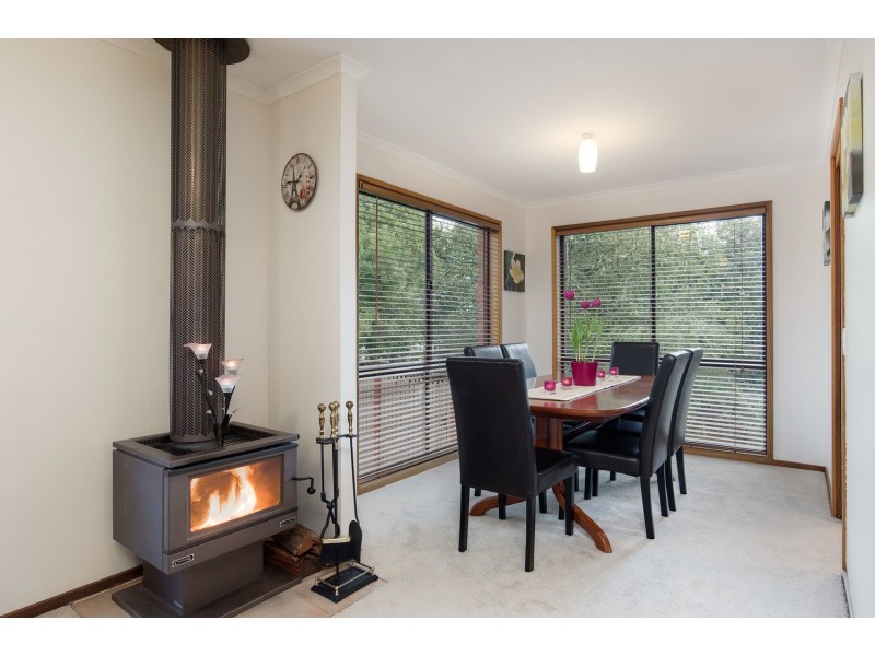 15 Wyuna Walk, Mooroolbark VIC 3138