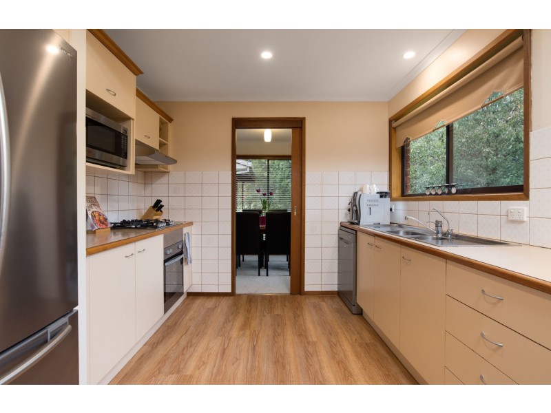 15 Wyuna Walk, Mooroolbark VIC 3138