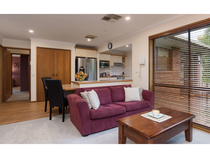 15 Wyuna Walk, Mooroolbark VIC 3138