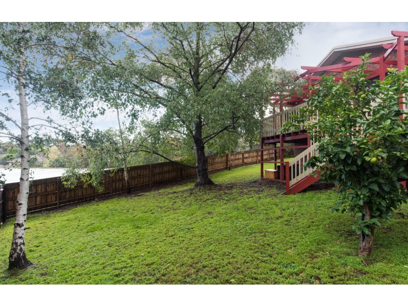 15 Wyuna Walk, Mooroolbark VIC 3138