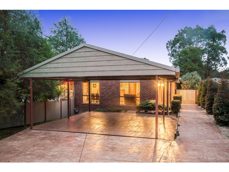 15 Wyuna Walk, Mooroolbark VIC 3138