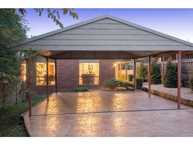 15 Wyuna Walk, Mooroolbark VIC 3138